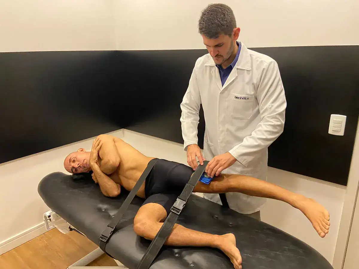Gustavo Leporace aplicando o método de avaliação biomecânica num paciente