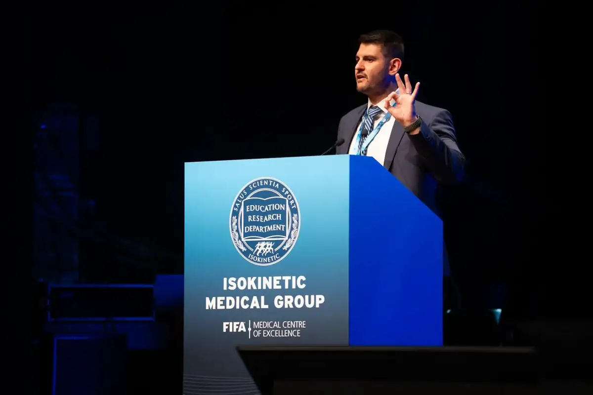 Gustavo Leporace no púlpito do Isokinetic Medical Group, FIFA Medical Centre of Excellence